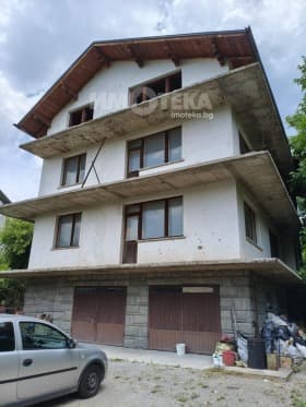 Продава КЪЩА град София, с. Владая 530 000 € 1 036 589.90 лв.