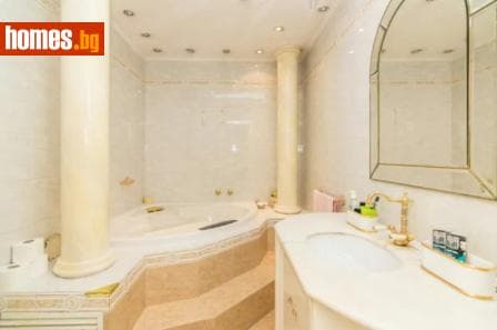 Тристаен, 150m²