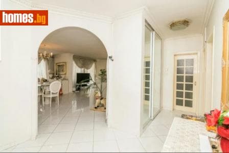 Тристаен, 150m²