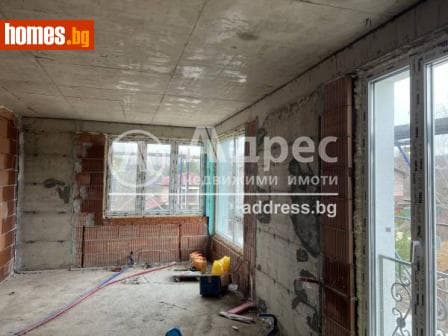 Тристаен, 90m²