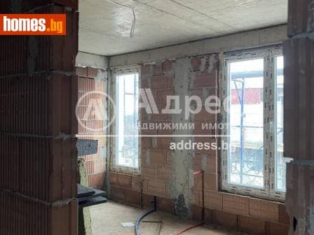 Тристаен, 90m²