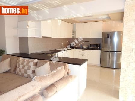 Тристаен, 239m²