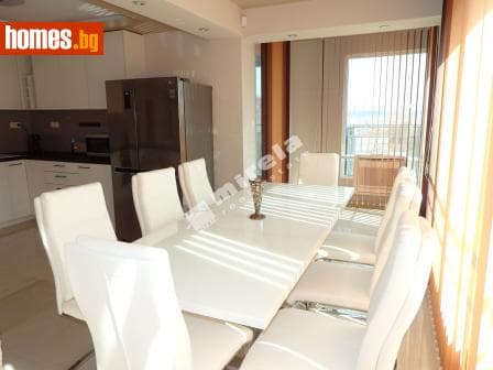 Тристаен, 239m²