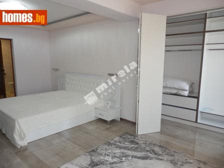 Тристаен, 239m²