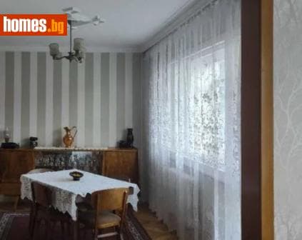 Тристаен, 110m²