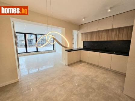 Тристаен, 187m²