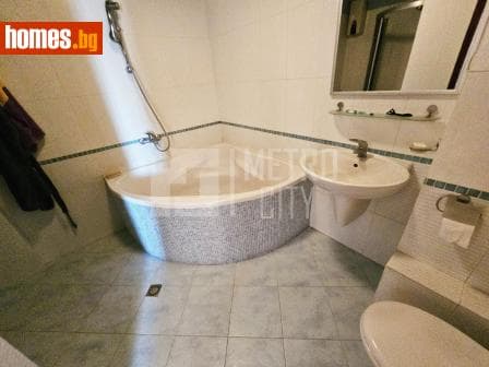 Тристаен, 127m²