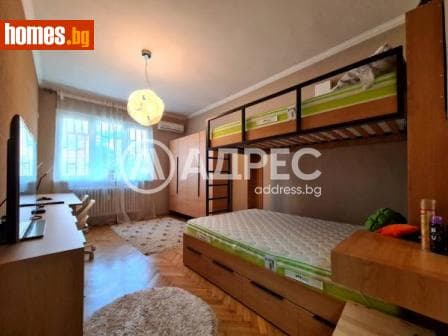 Тристаен, 82m²
