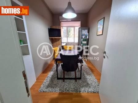 Тристаен, 82m²