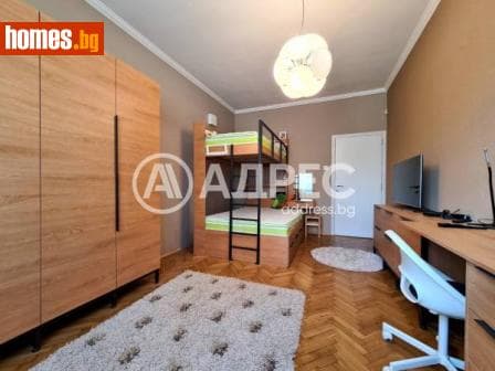 Тристаен, 82m²