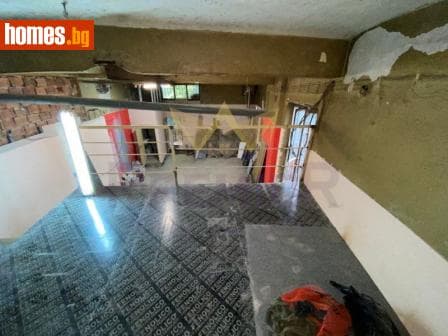 Тристаен, 92m²