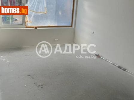 Тристаен, 96m²
