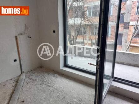 Тристаен, 96m²