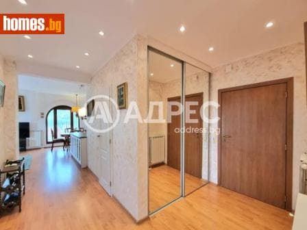 Тристаен, 137m²