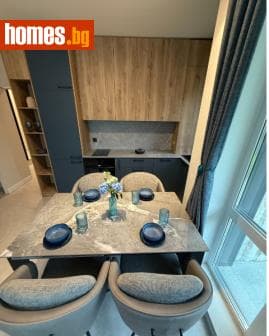 Тристаен, 93m²