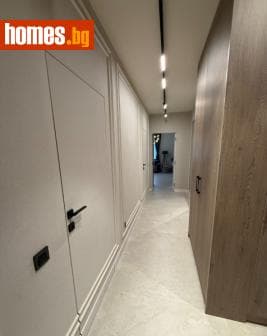 Тристаен, 93m²