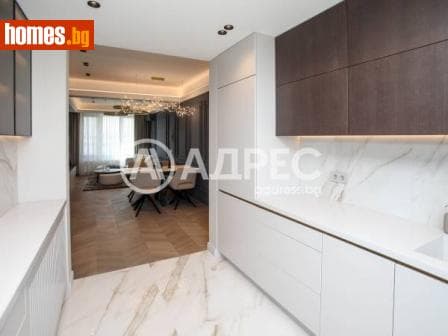 Тристаен, 93m²