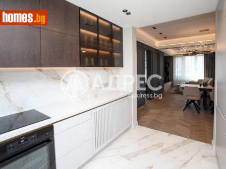 Тристаен, 93m²