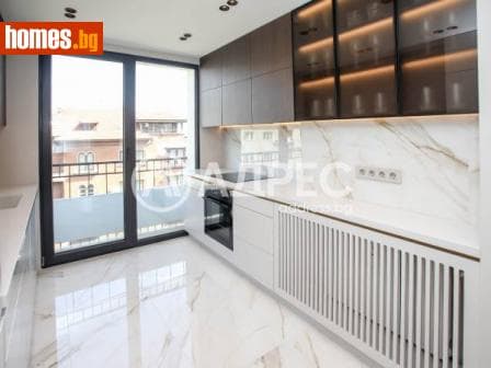 Тристаен, 93m²