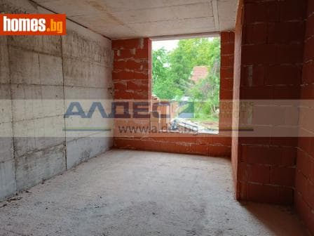Тристаен, 91m²