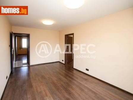 Тристаен, 77m²