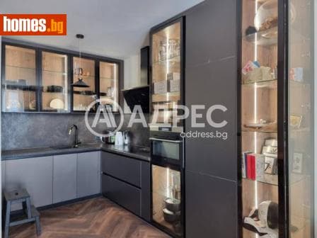 Тристаен, 106m²