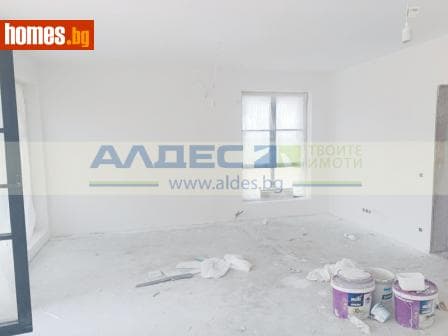 Тристаен, 152m²