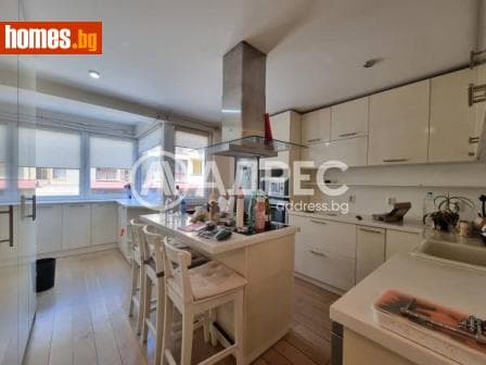 Тристаен, 96m²