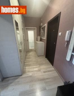 Тристаен, 67m²