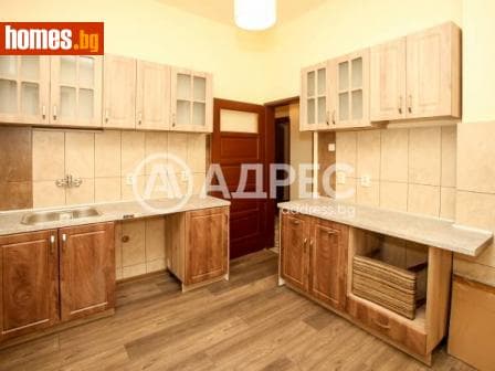 Тристаен, 84m²