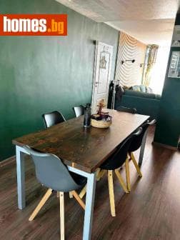 Тристаен, 90m²