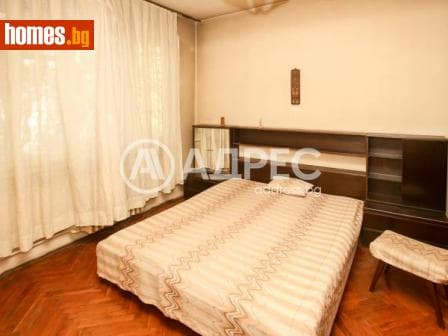 Тристаен, 73m²