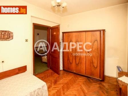 Тристаен, 73m²