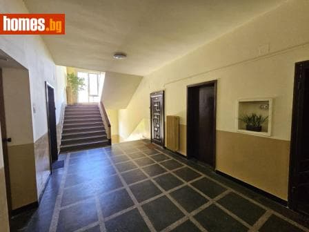 Тристаен, 104m²