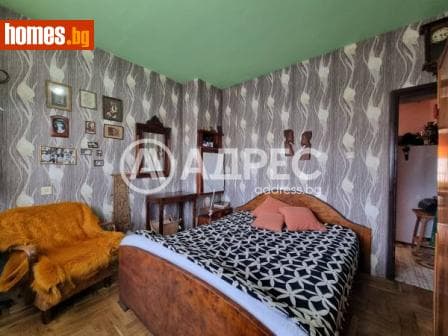 Тристаен, 90m²