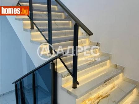 Тристаен, 135m²