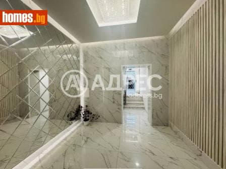Тристаен, 135m²