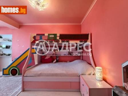 Тристаен, 90m²
