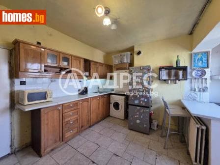 Тристаен, 84m²