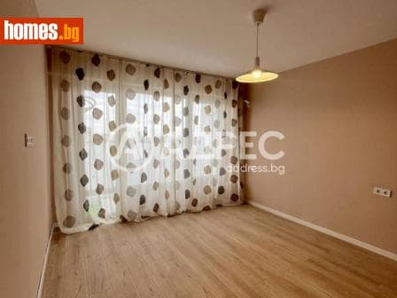 Тристаен, 63m²