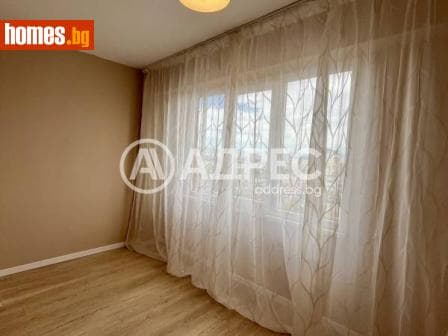 Тристаен, 63m²
