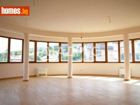Тристаен, 176m²