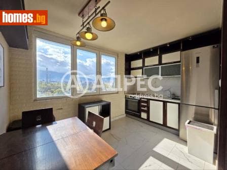 Тристаен, 90m²