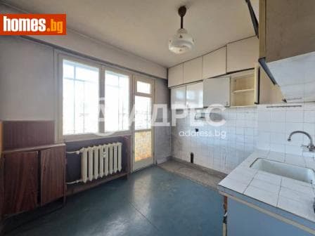 Тристаен, 76m²