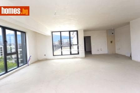 Тристаен, 220m²