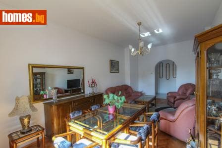 Тристаен, 102m²