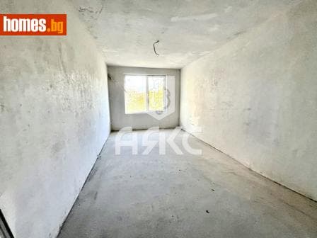 Тристаен, 106m²