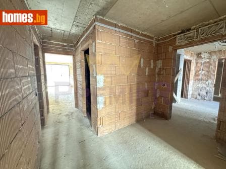 Тристаен, 124m²