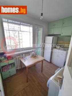 Тристаен, 72m²