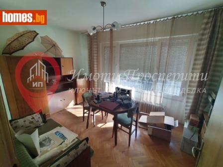 Тристаен, 72m²